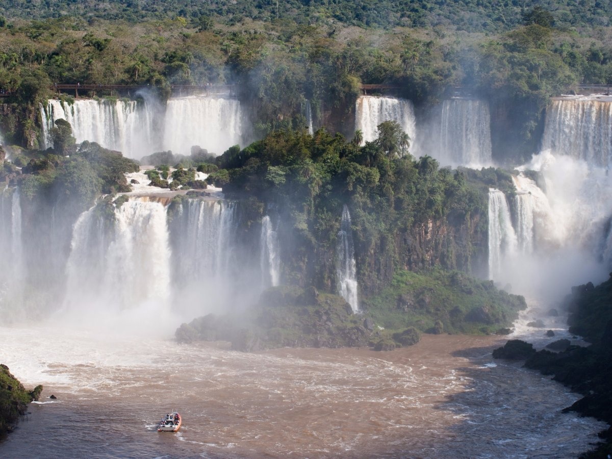 Du khách có thể chiêm ngưỡng 270 dòng thác thuộc cụm thác Iguazu, biên giới Brazil và Argentina, trong lúc đi thuyền dưới chân thác.