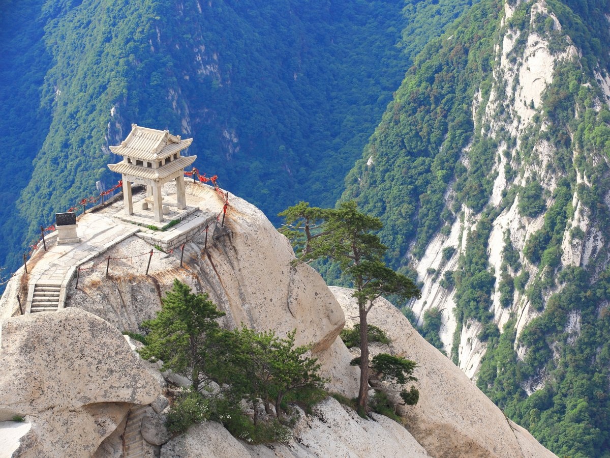 Tuyến đường leo núi ở Hua Shan, Thiểm Tây, Trung Quốc, nổi tiếng với độ hiểm trở. Du khách phải đi qua những đoạn chỉ vừa đặt đủ bàn chân. Đổi lại, bạn sẽ được ngắm nhìn khung cảnh hùng vĩ như trong các tiểu thuyết kiếm hiệp. 