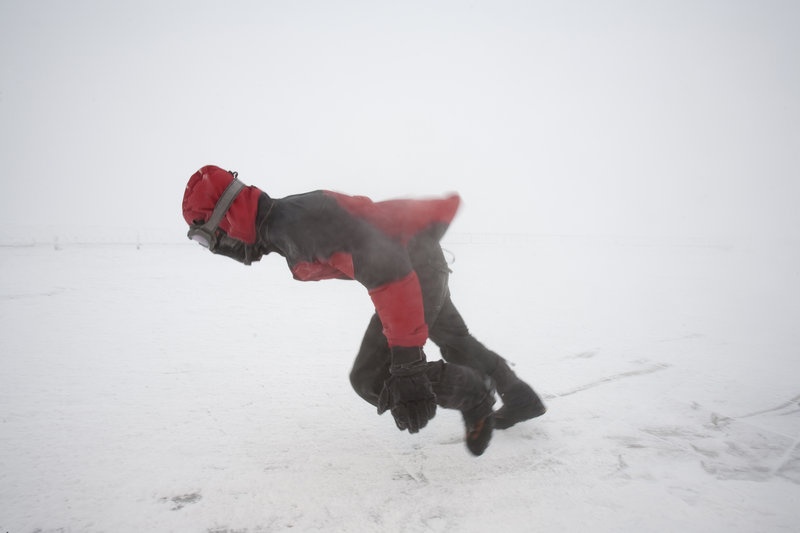 Núi Washington, New Hampshire, Mỹ: Đây là nơi từng ghi nhận những cơn gió mạnh nhất lịch sử. Một cơn gió với vận tốc 372 km/h đã giữ kỷ lục thế giới từ năm 1934 tới năm 2010. Sở dĩ núi Washington có gió mạnh như vậy là do nằm trong vùng hay có bão, đồng thời nằm giữa không khí lạnh của phía bắc và không khí ấm của phía nam.