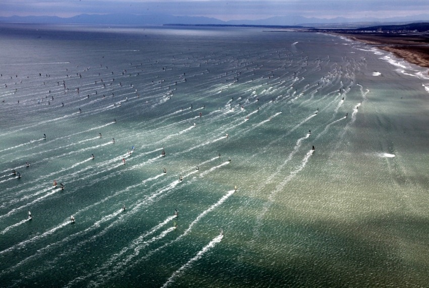 Gruissan, Aude, miền Nam nước Pháp: Đây được coi là “thiên đường của lướt ván buồm”, với vận tốc gió lên tới 145 km/h. Gió mạnh đủ để những chiếc ván buồm lướt đi trên mặt biển không khác gì những chiếc canô siêu tốc, đem lại cảm giác phấn khích cho người chơi.