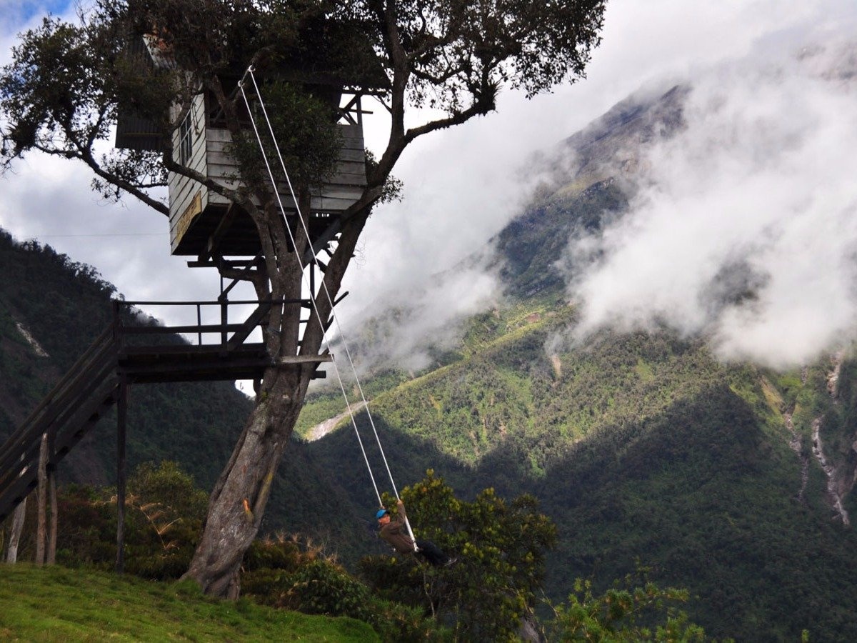 Nhiều du khách phải lấy hết can đảm mới dám ngồi lên xích đu Tận Cùng Thế Giới ở Casa de Arbol, Ecuador. Xích đu này được treo trên một nhà cây, nhìn ra núi lửa Tungurahua gần đó.