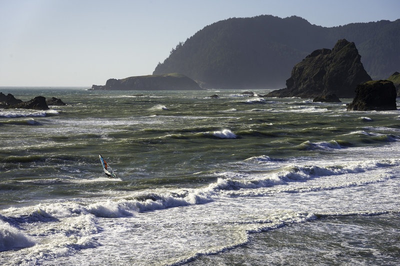 Sông Pistol, Oregon, Mỹ: Gió ở đây thường đạt vận tốc 60 km/h, nhưng khung cảnh hùng vĩ, địa hình hiểm trở, với sóng lớn và nước lạnh, khiến nơi này hấp dẫn những tay lướt ván buồm ưa mạo hiểm.