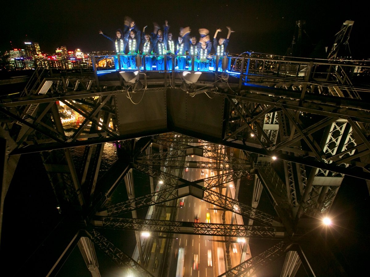 Để chiêm ngưỡng Sydney, Australia, du khách bỏ công trèo lên cầu Harbor nổi tiếng của thành phố này. Độ cao chóng mặt khiến du khách phải đeo đai an toàn.