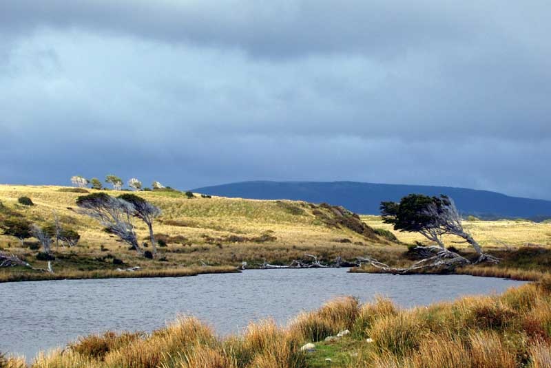 Patagonia, Nam Mỹ: “Tận cùng của Nam Mỹ” nổi tiếng với những cơn gió mạnh, thường xuyên vượt quá 40 km/h. Do đó, du khách được khuyên nên mang theo kính chống bụi khi di chuyển trong khu vực này.