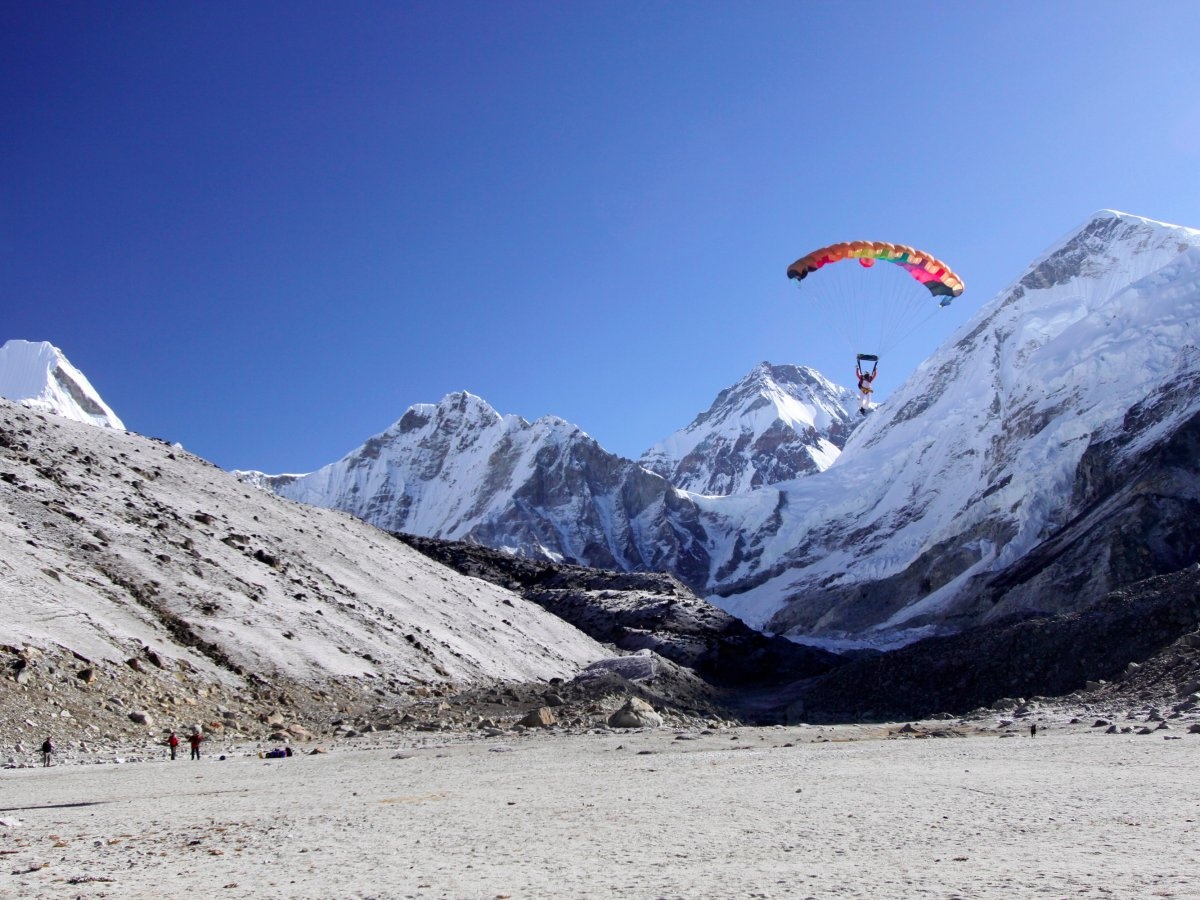 Đăng ký tour của công ty Everest Skydive, bạn sẽ được nhảy dù từ trực thăng ở độ cao 9.000 m giữa khung cảnh hùng vĩ của ngọn núi cao nhất thế giới. 
