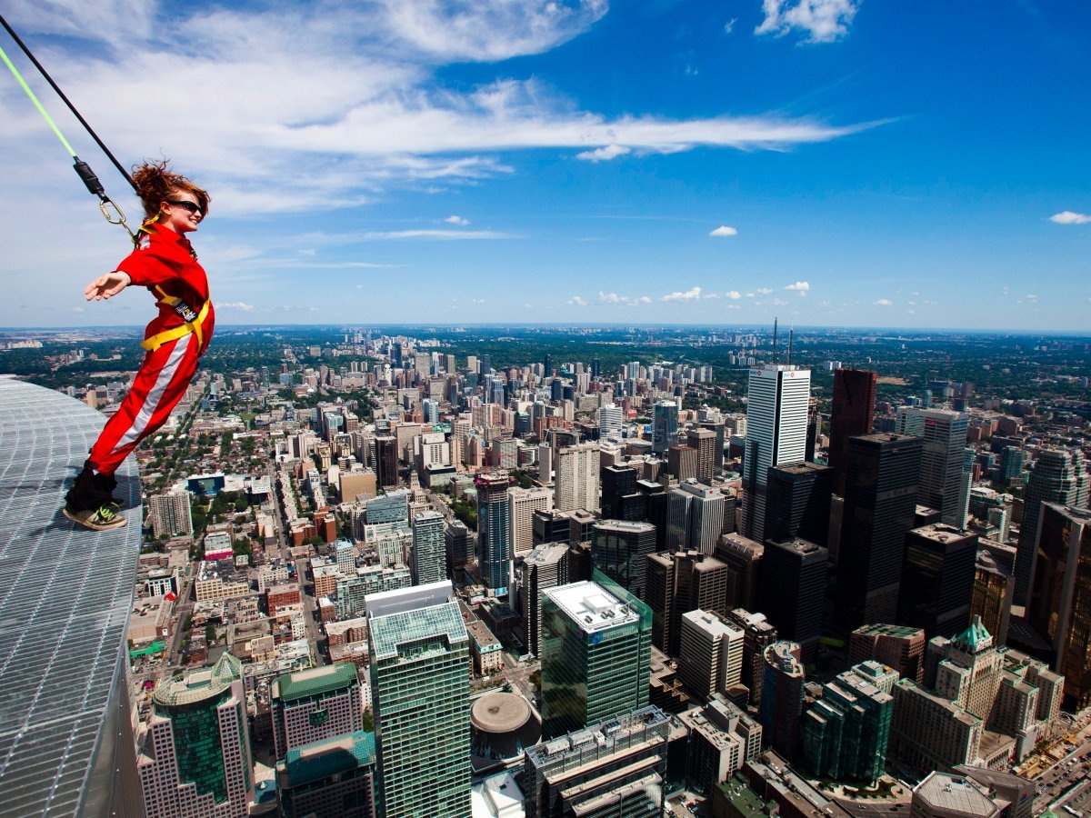 Tại đài quan sát EdgeWalk trên tháp CN ở Toronto, Canada, du khách sẽ được đeo đai gắn với dây cáp và trải nghiệm cảm giác ngả người ra không trung ở độ cao hơn 350 m so với mặt đất. 