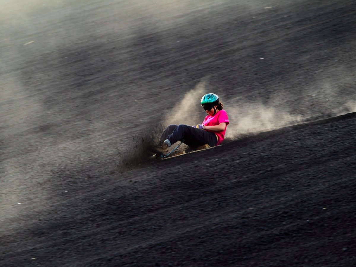 Trong trò chơi mạo hiểm này, du khách sẽ trượt xuống sườn núi lửa đang hoạt động Cerro Negro ở Nicaragua.