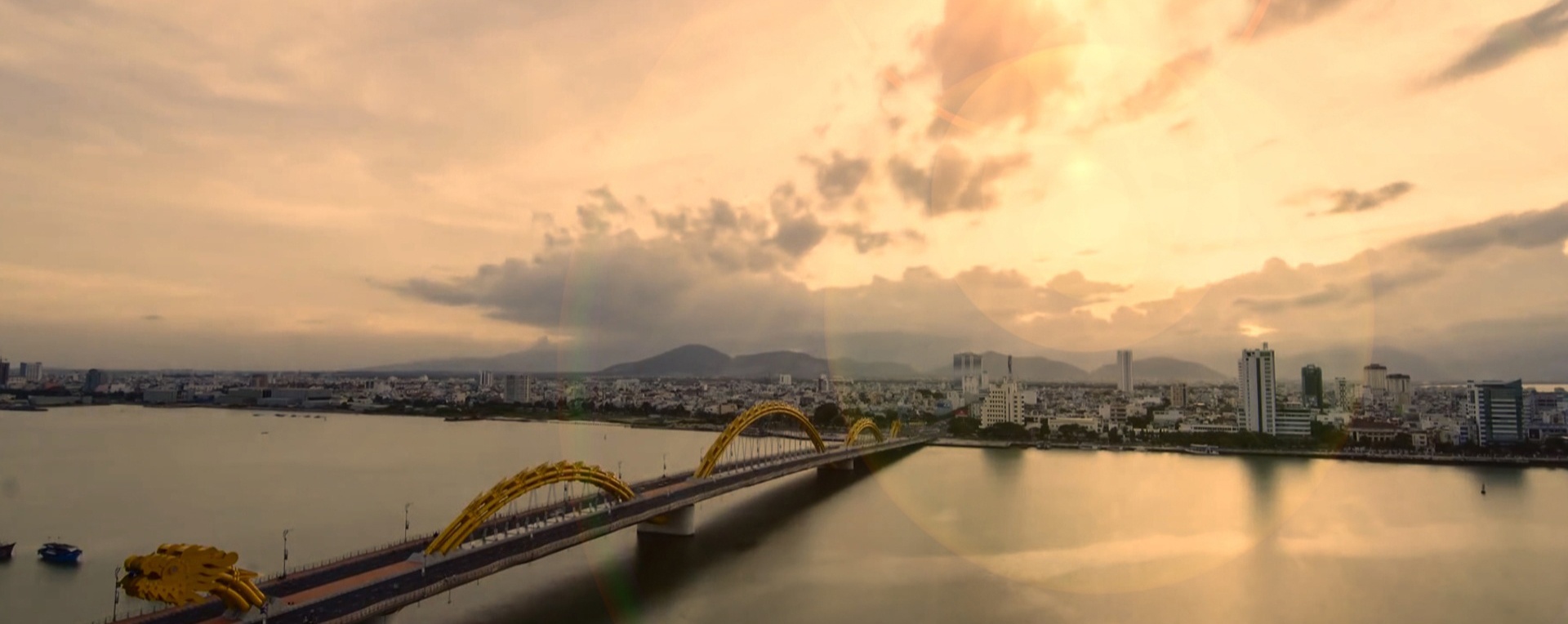 Thành phố Đà Nẵng là điểm du lịch được nhiều du khách trong và ngoài nước yêu thích bởi vẻ bình yên, thân thiện.