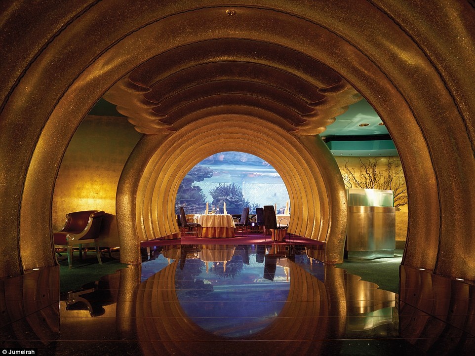 Lối vào dát vàng ở Al Mahara, nhà hàng chuyên các món hải sản, được nhiều du khách chụp ảnh. Bạn sẽ được thưởng thức đồ ăn trong tiếng nhạc du dương.