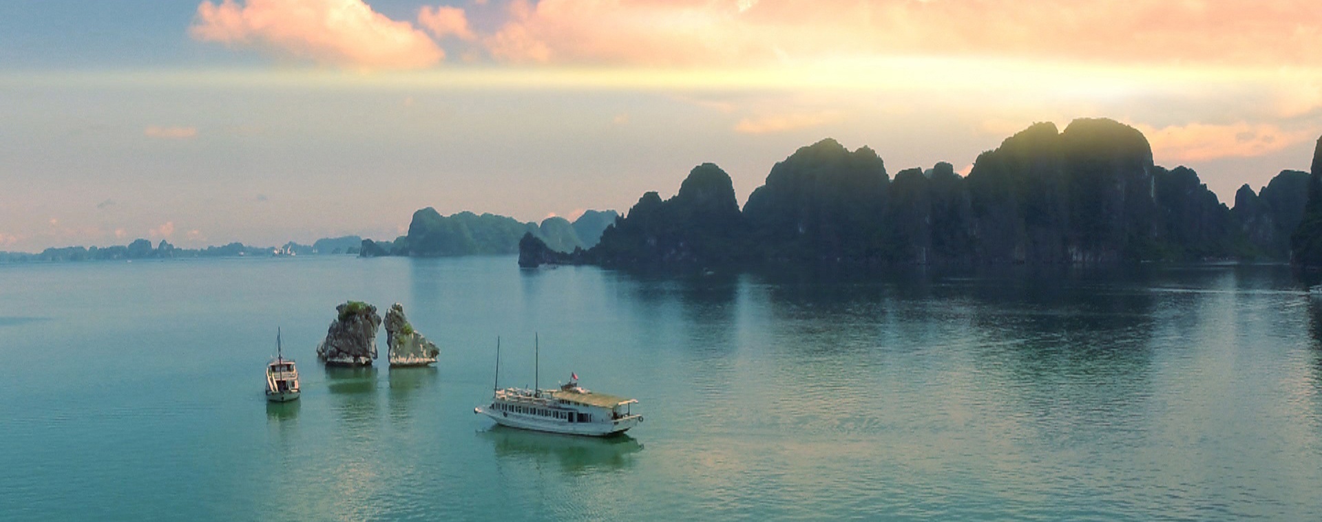 Vịnh Hạ Long, bảo vật của Việt Nam, khiến người xem ngây ngất với núi non hùng vĩ, mặt nước xanh biếc với những chiếc thuyền chở khách ngược xuôi.