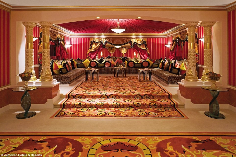 Ben trong khach san 7 sao duy nhat tren the gioi hinh anh