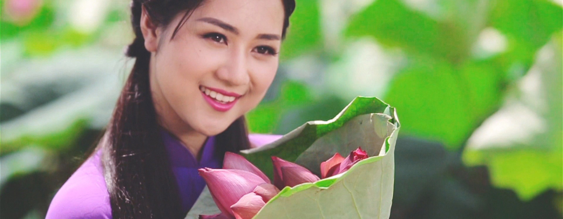 Hình ảnh con người Việt Nam trong clip hiện lên với sự thân thiện, hiếu khách.