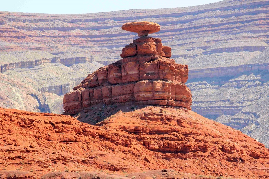 Tảng Mexican Hat (Mũ của người Mexico) nằm ngay ngoài thung lũng Monument ở hạt San Juan, Utah, Mỹ. Du khách có thể nhìn thấy tảng sa thạch rộng 18 m và cao 3,7 m từ đằng xa. Đây cũng là điểm leo núi yêu thích của những người ưa mạo hiểm.