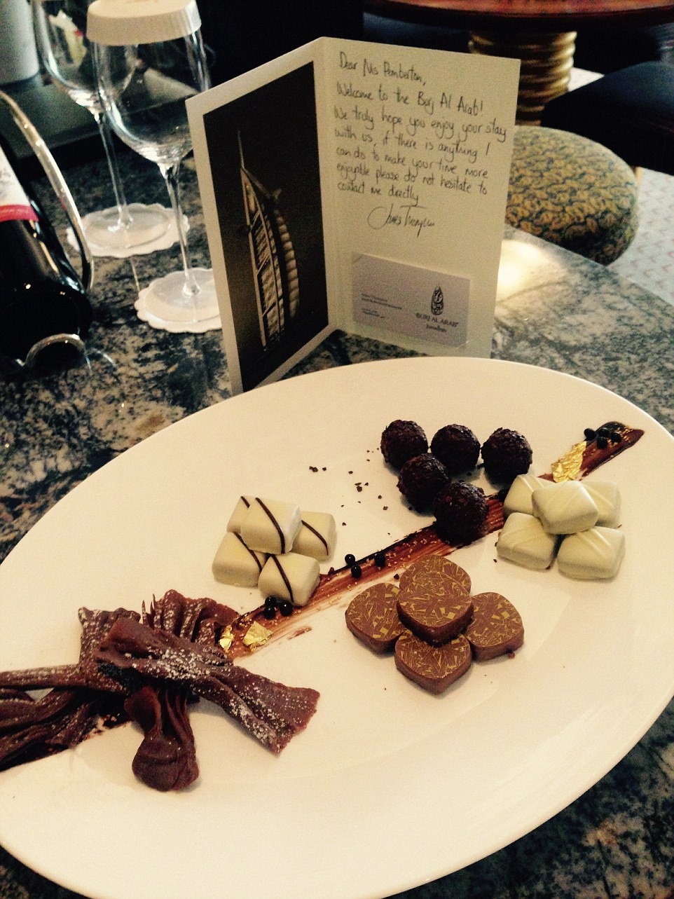 Becky cho biết, mỗi lần trở về phòng, tôi đều thấy có đồ ăn mới (thường rắc lá vàng) và thiệp viết tay của khách sạn.