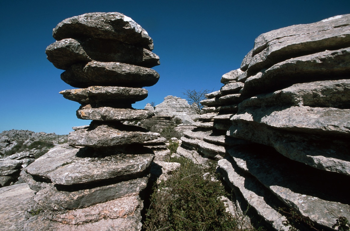 El Torcal de Antequera thuộc khu bảo tồn ở Andalucia, Tây Ban Nha, có dạng các vỉa đá chồng lên nhau. du khách có thể trèo lên khu vực đá vôi có dạng bậc thang để ngắm nhìn khối đá lạ lùng này.