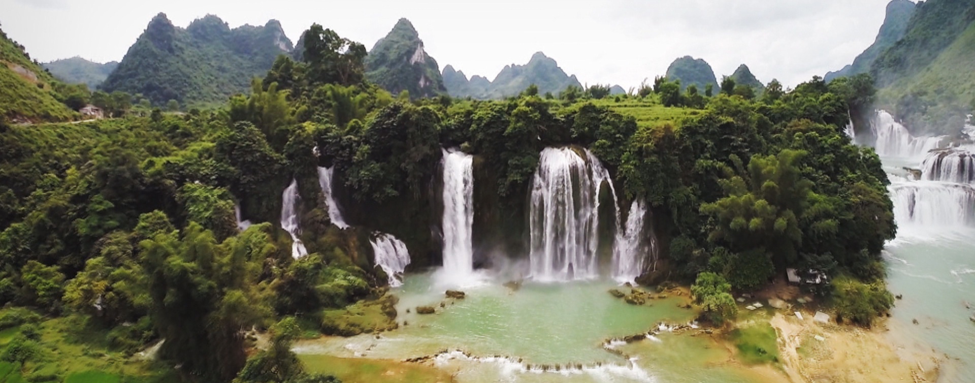 Thác Bản Giốc hùng vĩ là điểm đến được nhiều người yêu thích ở miền núi phía Bắc.