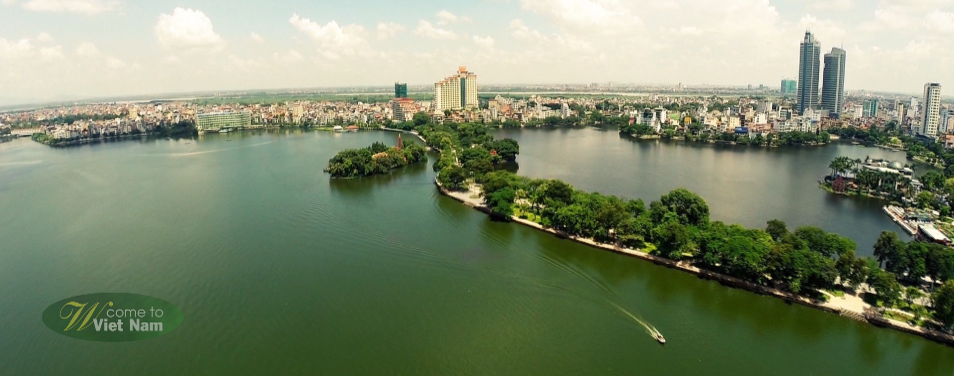 Đường Thanh Niên rợp bóng cây ở Hà Nội. 