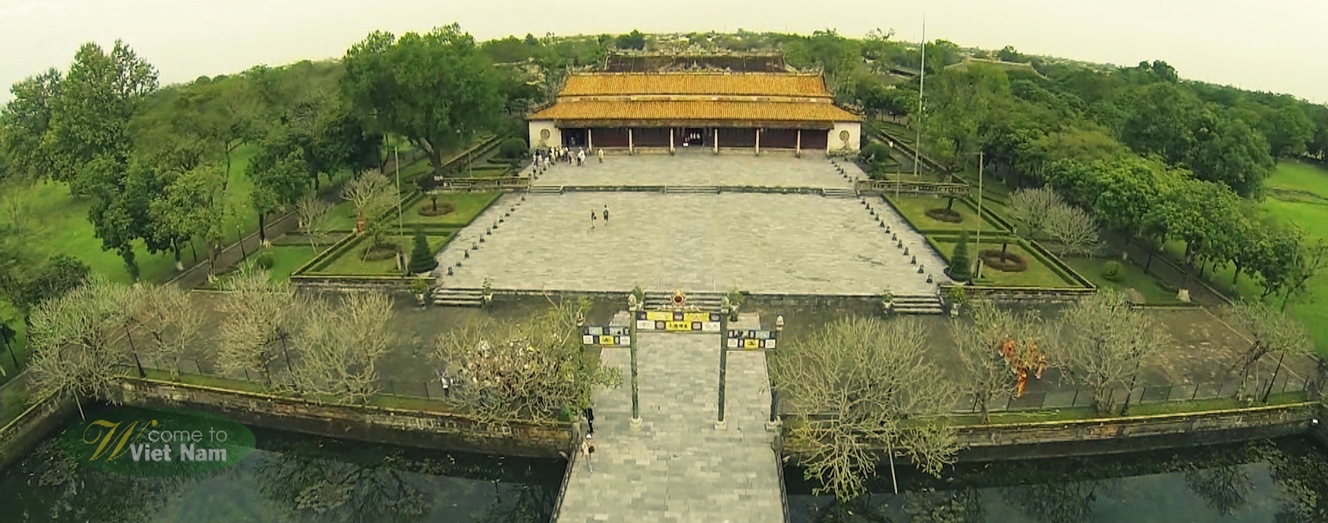 Cố đô Huế cổ kính, trầm mặc với văn hóa và ẩm thực đặc sắc, cùng nhiều di sản văn hóa phi vật thể cho du khách khám phá.