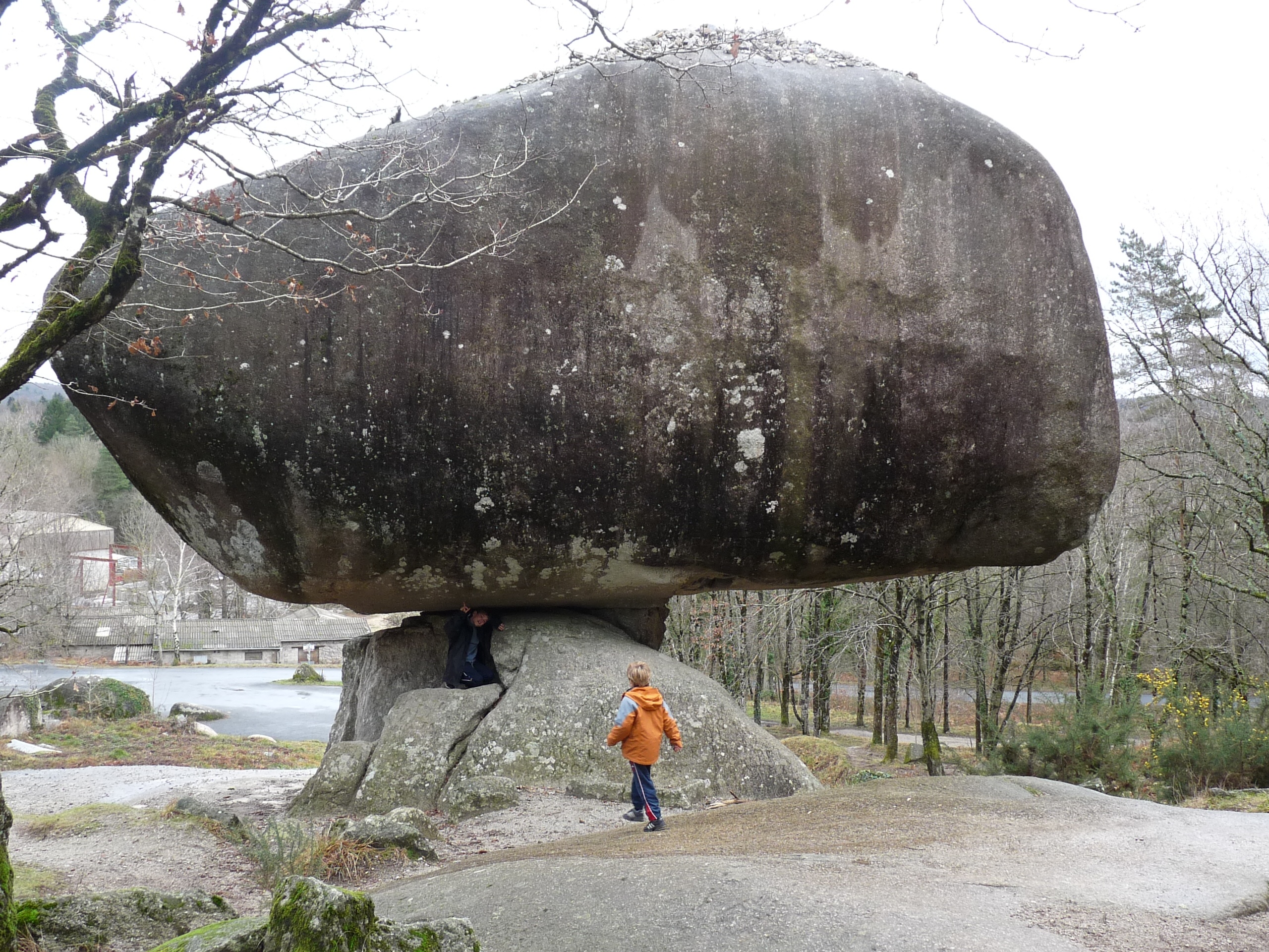 Tảng Peyro Clabado ở Sidobre, Pháp thu hút các du khách tới chụp ảnh. Hòn đá lớn ở phía trên nặng tới 780 tấn và có vẻ như có thể đổ xuống bất cứ lúc nào.  Ảnh: Cyber-neurones.