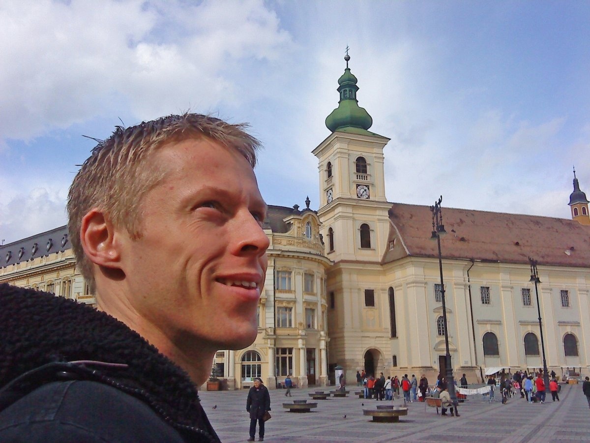 Romania: “Vùng Transylvania, nổi tiếng với những lâu đài, dãy núi và truyền thuyết về Dracula, sẽ khiến bạn sửng sốt, chưa kể đến những bữa tiệc sôi động ở thủ đô Bucharest. Thêm nữa, ngoài Romania có nhiều loại bia rất ngon”.