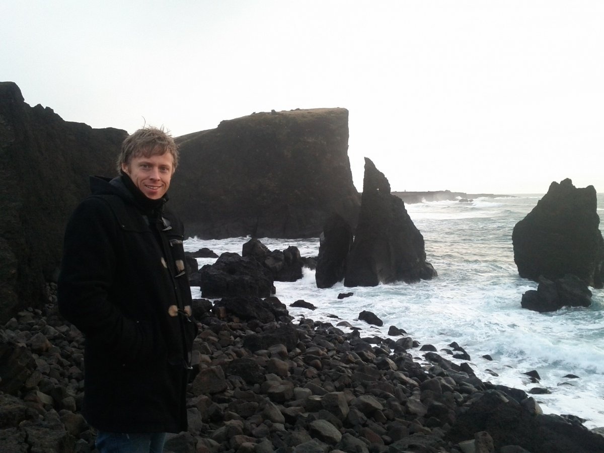 Iceland: “Bạn biết hòn đảo lớn nằm giữa Đại Tây Dương chứ? Nơi này đã chịu sóng xô gió thổi cả triệu năm mà vẫn tồn tại! Hãy đem theo đồ bơi, ngâm mình ở suối nước nóng 40 độ C trong lúc tóc và mặt phủ tuyết”.