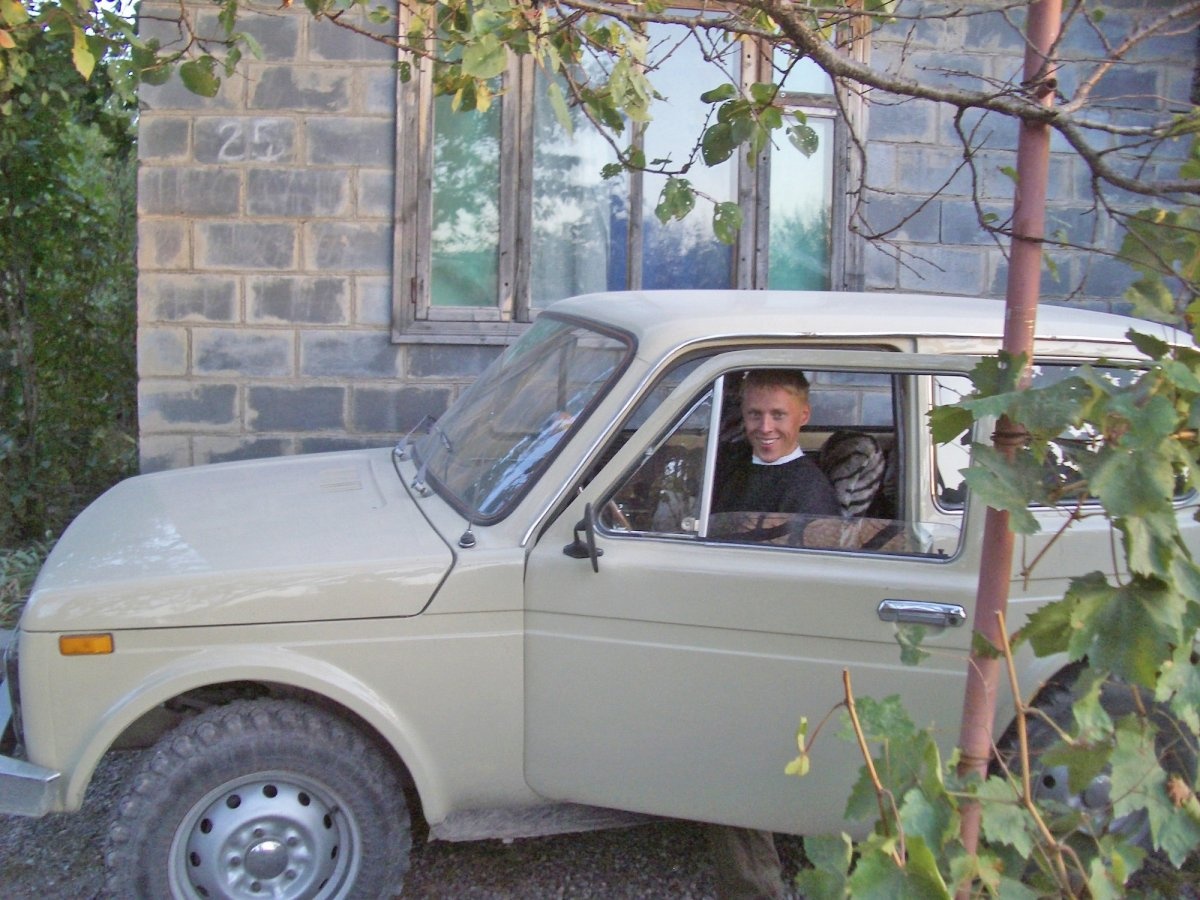 Kyrgyzstan: “Thiên nhiên tuyệt đẹp, những khu chợ rực rỡ và người dân thân thiện, trừ khi bạn là một phi công người Mỹ muốn bỏ trốn cùng một cô gái xinh đẹp của họ. Hãy nhớ thưởng thức rượu vodka”.