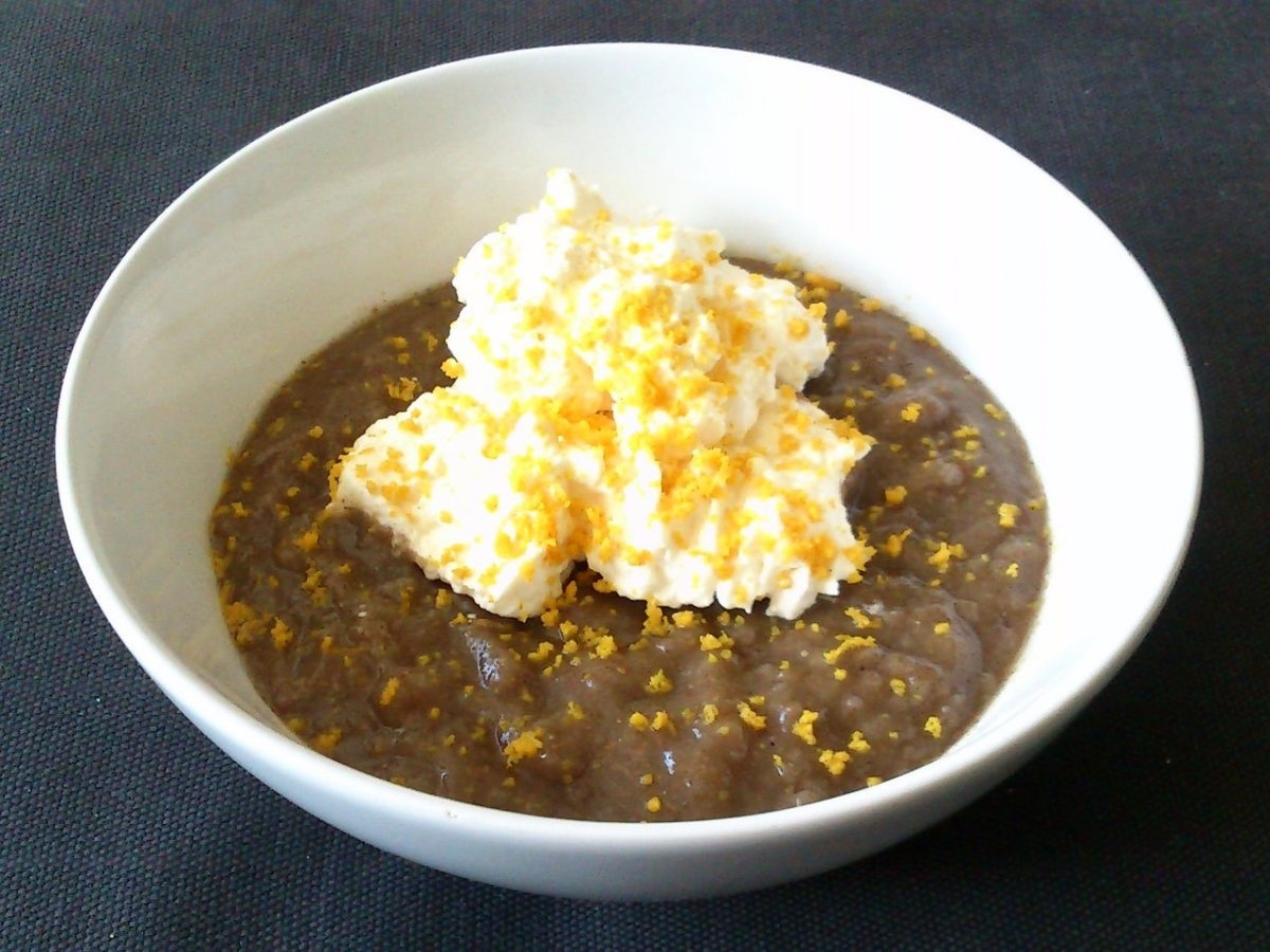 Øllebrød (Đan Mạch): Øllebrød gồm bánh mì truyền thống được nhúng đẫm bia và ninh nhừ thành cháo. Món này thường được ăn kèm kem tươi, đậm đà vị lúa mạch và rất ngọt ngào.