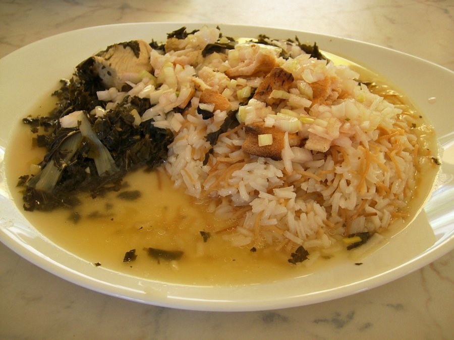 Molokhia (Ai Cập): Món ăn phổ biến ở Ai Cập này sử dụng lá Molokhia có vị đắng, giã nhuyễn sau đó nấu với rau mùi, tỏi và nước xương hầm. Loại sốt này thường được ăn kèm với thịt gà, thỏ, cừu hoặc cá.