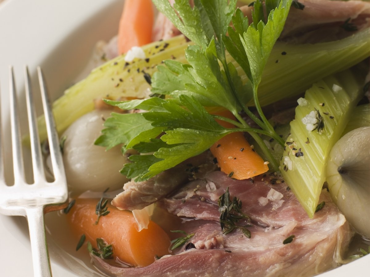 Pot-au-Feu (Pháp): Món ăn của vùng nông thôn nước Pháp sử dụng các nguyên liệu như thịt bò, rau củ được hầm nhừ với nhiều gia vị. Nước dùng được cho ra bát riêng để ăn cùng thịt.