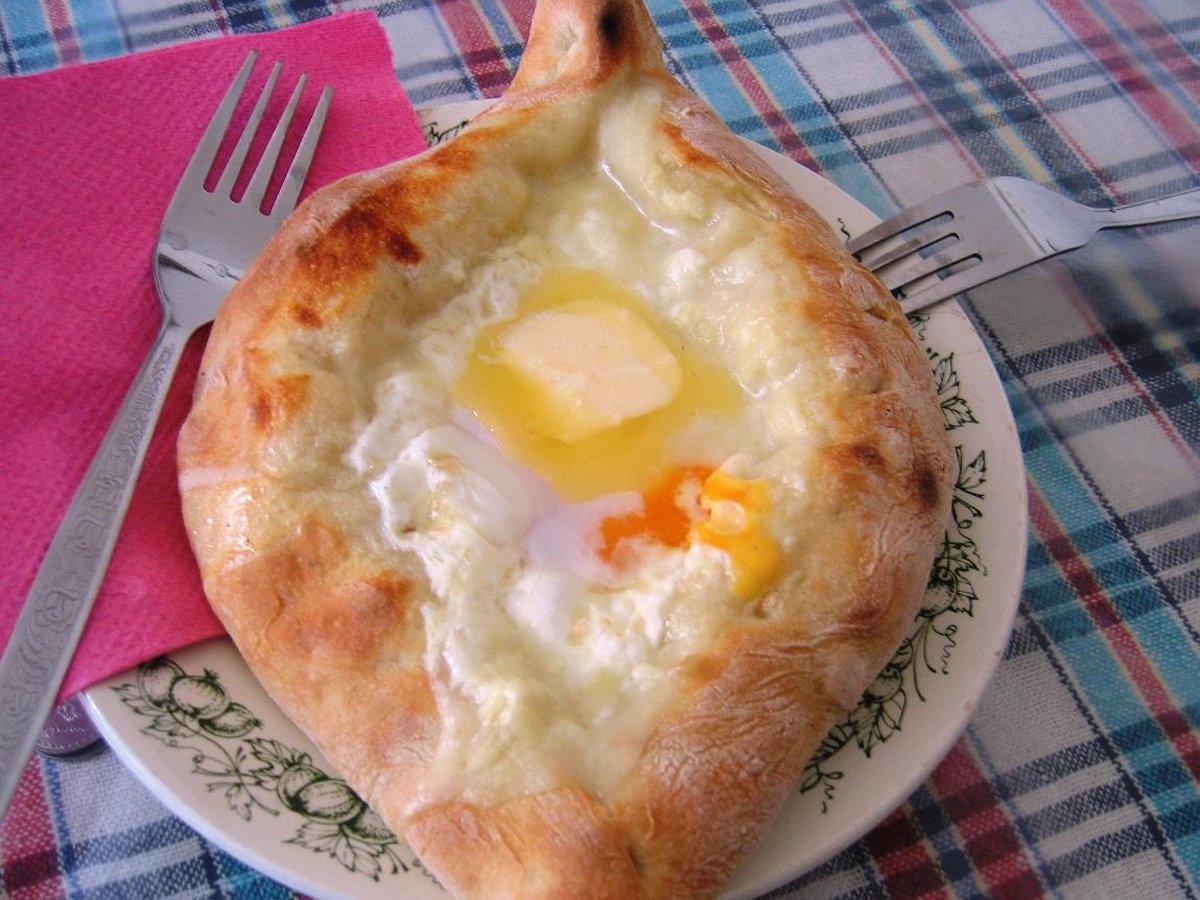 Khachapuri (Georgia): Khachapuri có lớp vỏ làm từ bột mì, với nhân phô mai hoặc trứng béo ngậy, thơm ngon.
