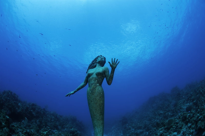 Tượng nữ thần Amphitrite, đảo Grand Cayman: Bức tượng nữ thần biển nặng 272 kg này nằm cách bờ 50 m, ở mũi tây nam của hòn đảo. Du khách có thể lặn xuống độ sâu 15 m và ngắm nhìn bức tượng có dạng nàng tiên cá này.