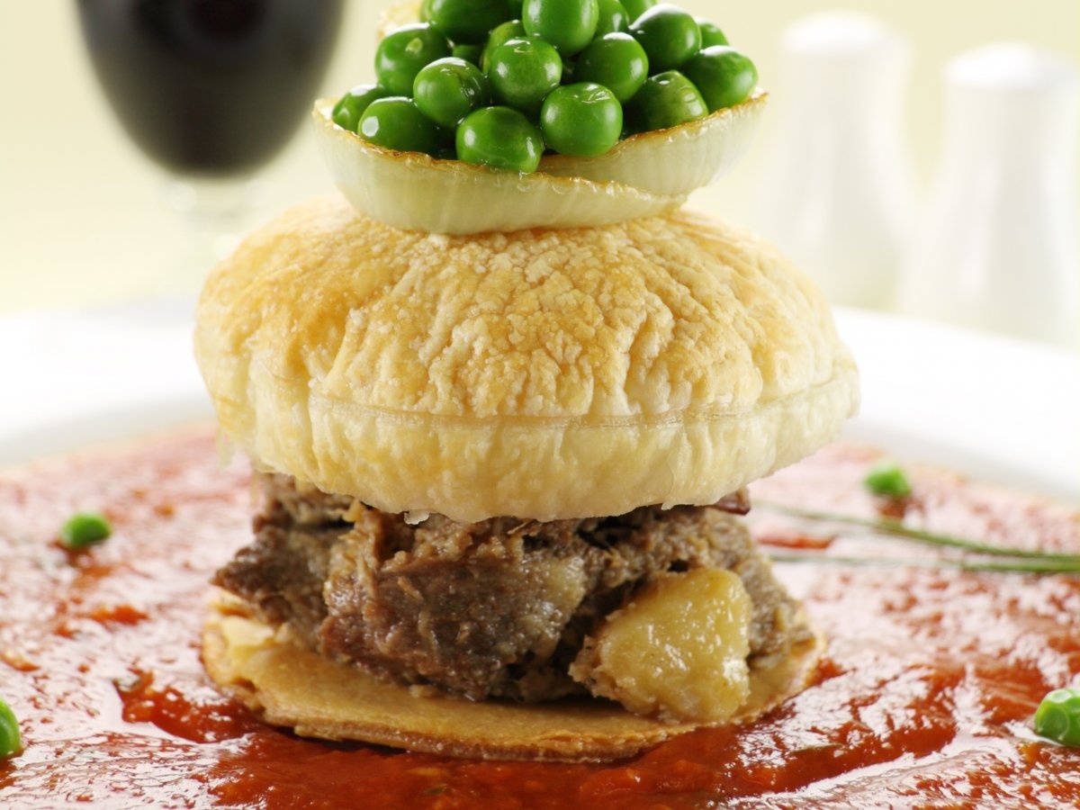 Bánh nướng súp đậu (Australia): Là món ăn sáng lý tưởng sau một tối vui chơi, bánh nướng kiểu Australia được đặt trên một loại súp đậu xanh đặc, cho thêm sốt cà chua, dấm, muối tiêu.