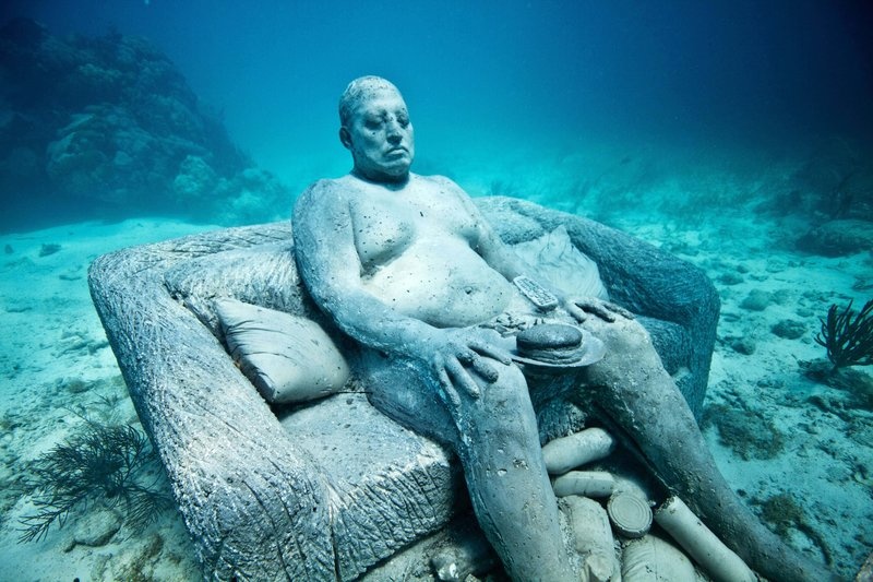 Bảo tàng nghệ thuật dưới nước Cancun, Mexico: Jason deCaires Taylor, tác giả của 500 tượng điêu khắc với kích cỡ bằng người thật, cho biết cảnh ánh mặt trời làm màu sắc của bọt biển bám trên tượng bừng sáng vô cùng ấn tượng. 