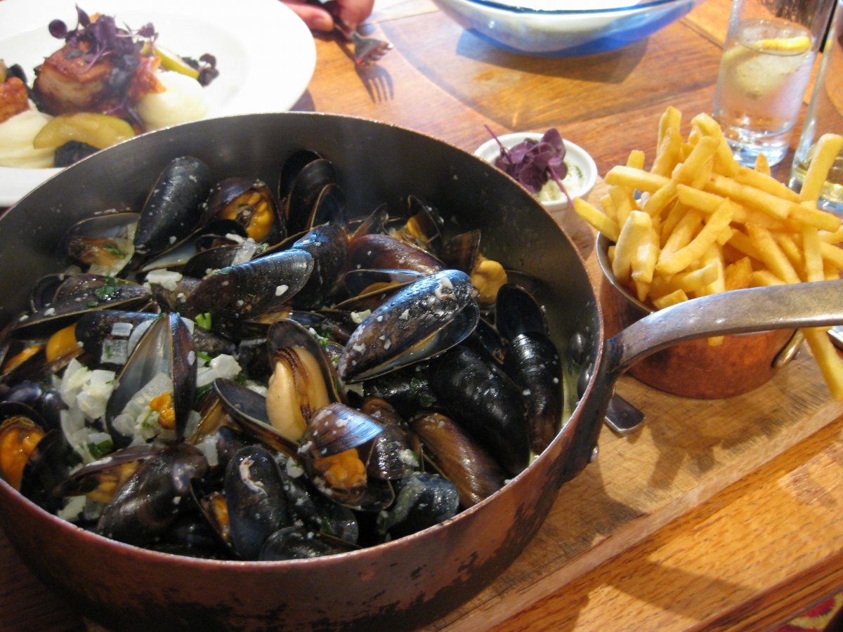 Moules-Frite (Bỉ): Món ăn gồm trai và khoai tây rán này có mặt ở nhiều quốc gia như Pháp và Mĩ, nhưng ngon nhất phải là ở Bỉ. Trai được chế biến theo nhiều cách (nấu với rượu, bơ, rau thơm hoặc với nước dùng từ cà chua), ăn cùng khoai tây rán giòn tẩm muối. Bạn nên thưởng thức món này với một cốc bia tươi.