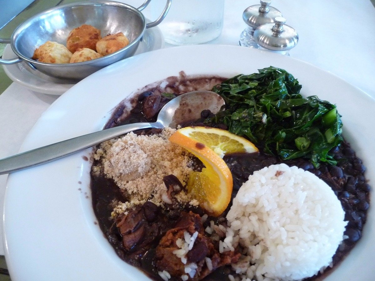 Feijoada (Brazil): Brazil là quốc gia có nền ẩm thực độc đáo với vô số món ăn, nhưng nổi tiếng nhất là feijoada, gồm đậu đen, bò hun khói và thịt lợn. Món này thường được ăn kèm cơm, rau xào, tương ớt và một miếng cam.