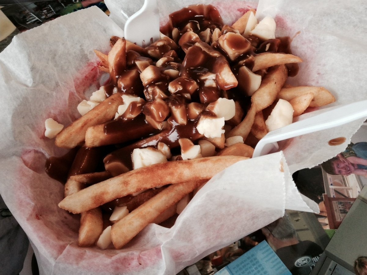 Poutine (Canada): Khoai tây chiên rưới nước thịt và thêm phô mai vừa rẻ, vừa ngon. Đây là món ăn được nhiều du khách yêu thích.