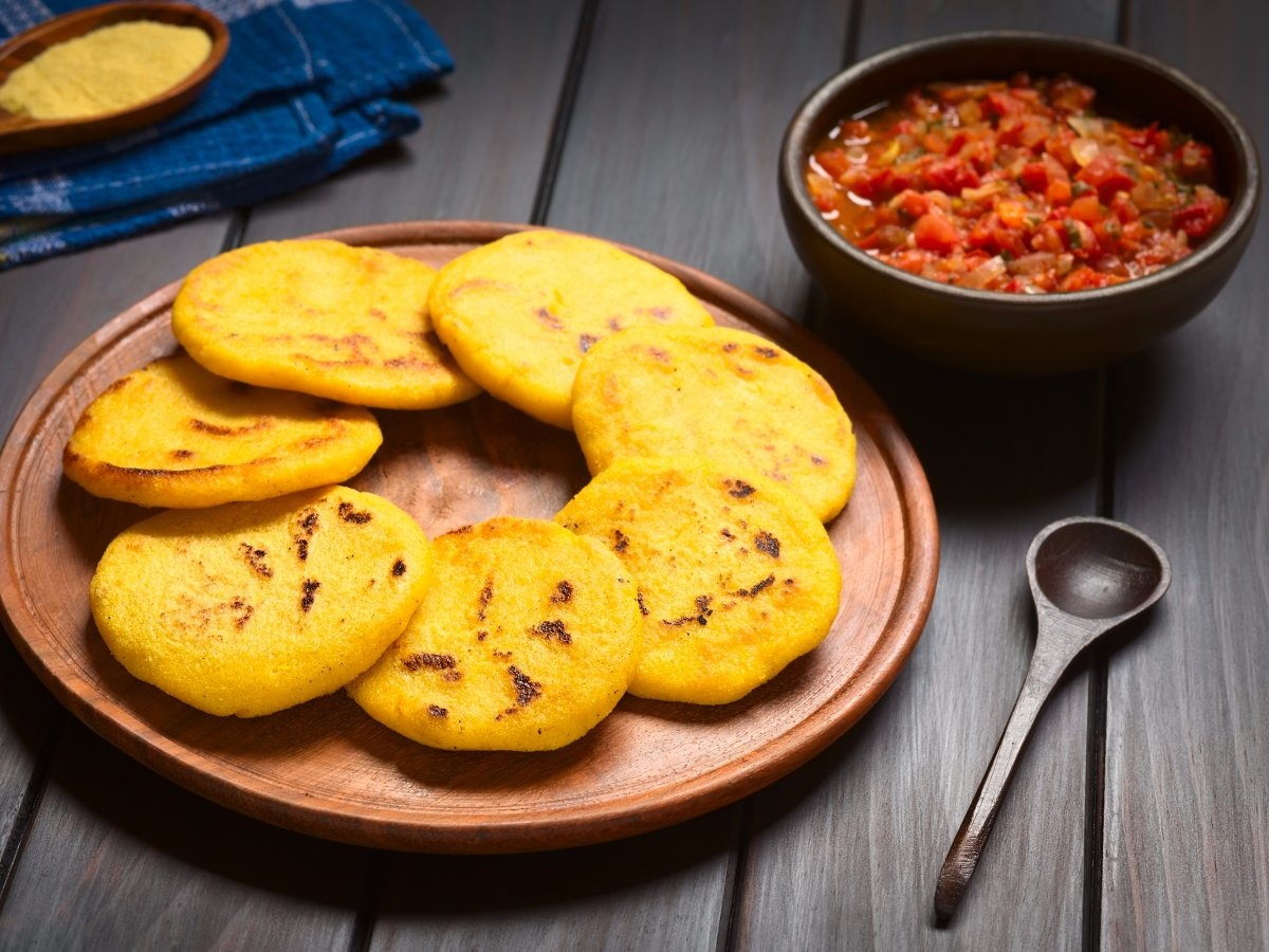 Arepa (Colombia): Loại bánh làm từ bột ngô hay bột mì này được nướng hoặc rán, ăn vào bữa sáng hoặc bữa xế ở Columbia. Người dân thường cho bơ, phô mai, trứng, sữa đặc, xúc xích cay hay sốt hành lên trên.