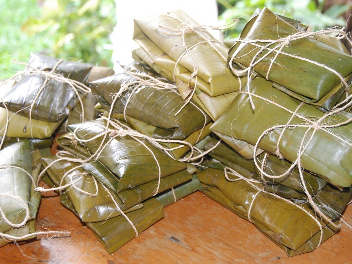 Tamale (Costa Rica): Du khách tới Costa Rica vào tháng 12 sẽ gặp rất nhiều loại Tamale (bánh lá) độc đáo, vì đây là loại bánh thường dành cho dịp Giáng Sinh. Tamale có nhiều loại nhân, như thịt lợn, trứng, ôliu, cà rốt..., bọc trong lá chuối và hấp chín.