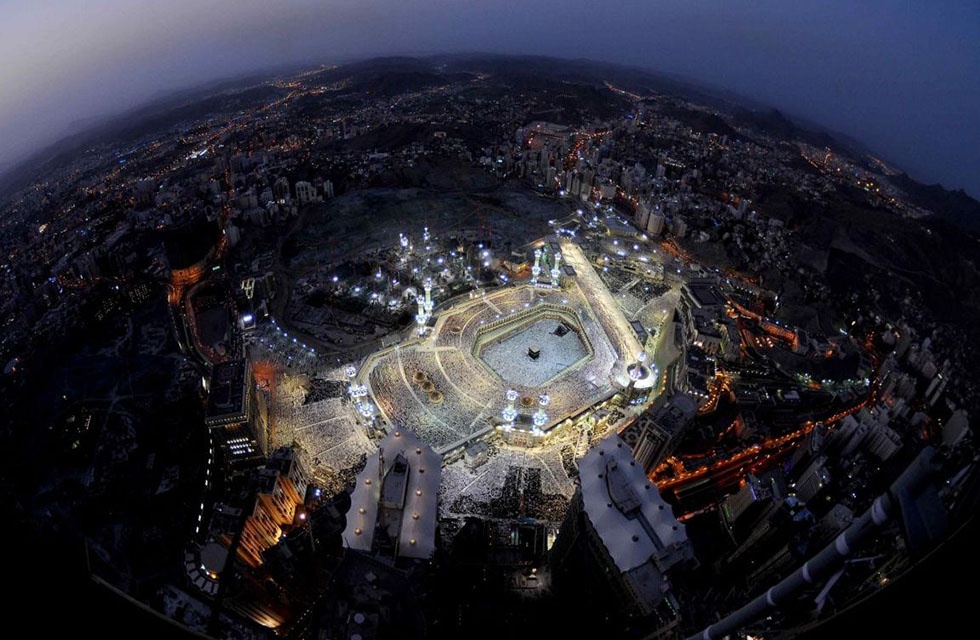 Mecca nằm trước dãy Sirat ở miền trung Ả Rập Saudi, cách cảng Jidda ở Biển Đỏ khoảng 70 km. Thời cổ, Mecca là một ốc đảo trên tuyến đường giao thương nối vùng Địa Trung Hải với Nam Ả Rập, Đông Phi và Nam Á. Ảnh: Distancecities.