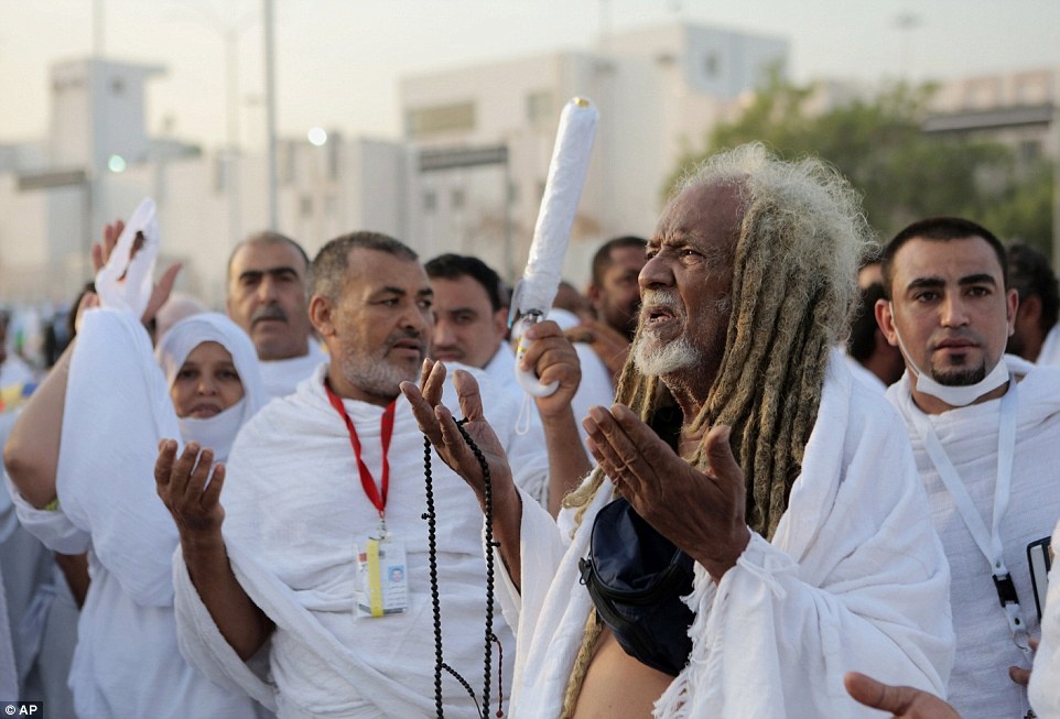 Lễ hành hương này diễn ra hàng năm, từ ngày 8 tới ngày 13 của Dhu al-Hijjah, tháng thứ 12 trong lịch của đạo Hồi. Trước khi khởi hành, các tín đồ cần sửa chữa sai lầm, trả hết nợ nần, chuẩn bị sẵn tiền bạc cho chuyến đi cũng như để đảm bảo cuộc sống cho gia đình trong thời gian vắng nhà.