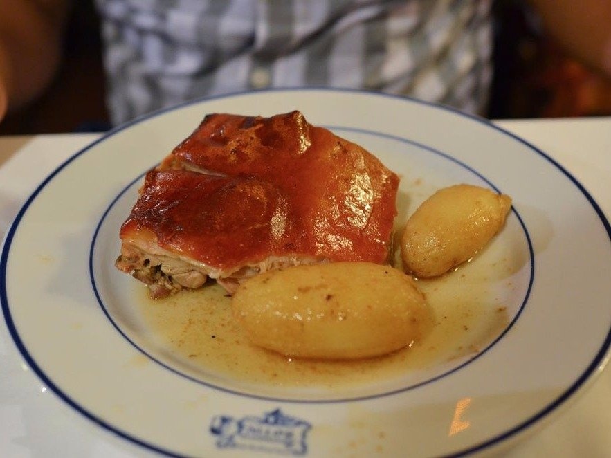 Cả cừu và lợn đều được quay trên lò sắt sử dụng củi theo kiểu truyền thống.