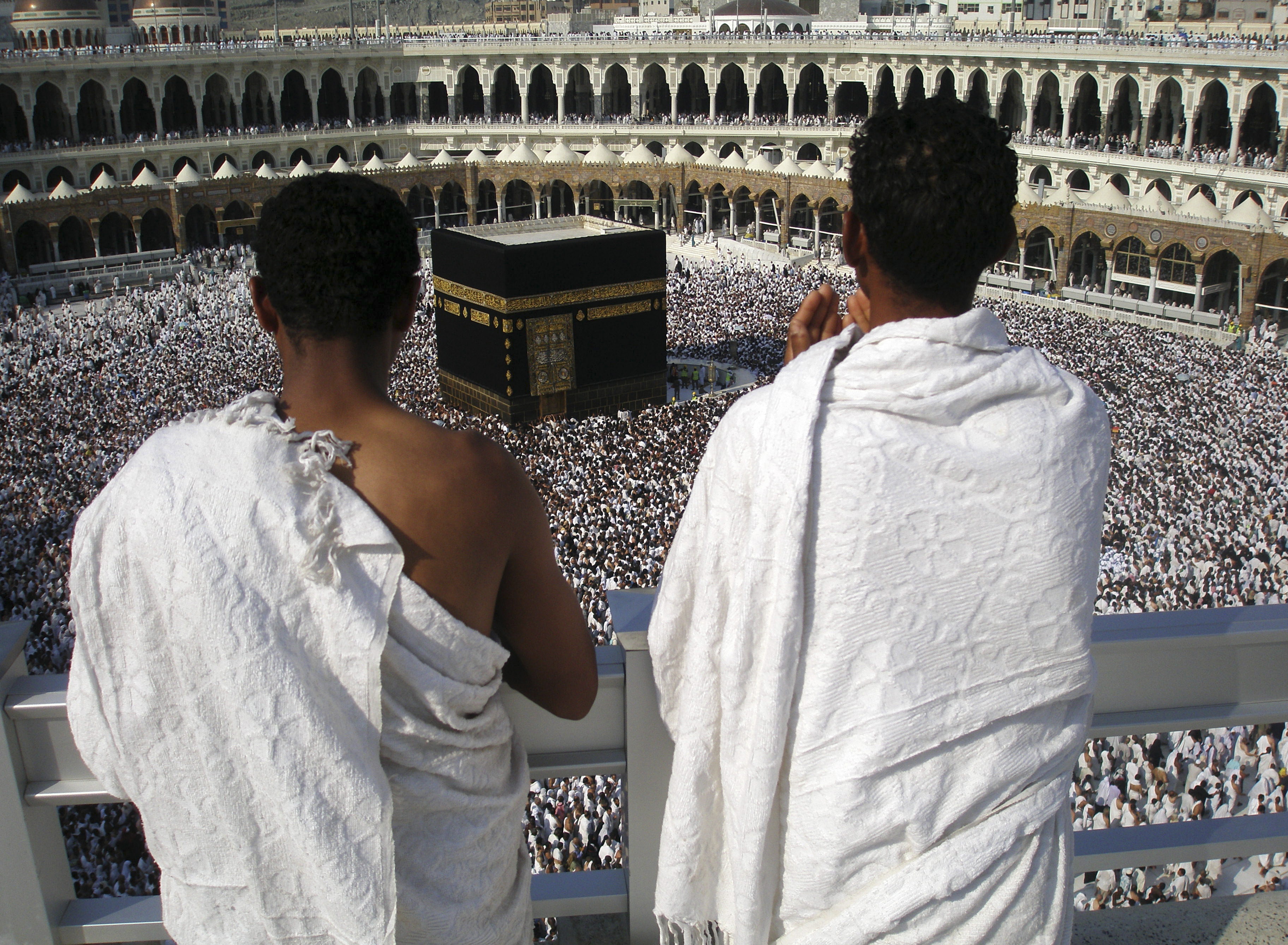 Khi tín đồ tới khu vực bán kính 10 km quanh Mecca, họ bắt đầu bước vào trạng thái thanh tẩy được gọi là Ihram. Các tìn đồ mặc lễ phục đặc biệt làm từ hai mảnh vải trắng không đường may.  