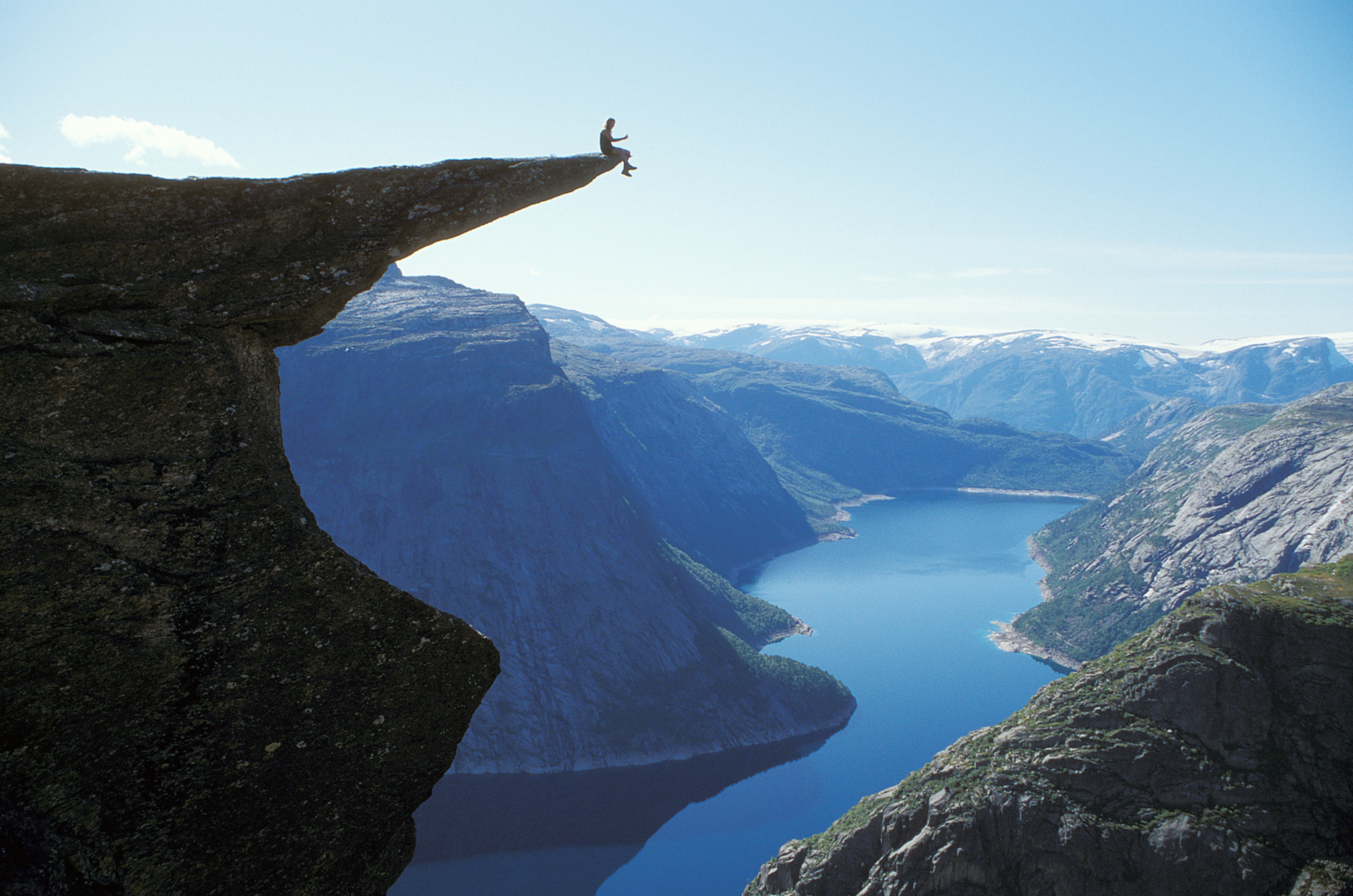 Mới đây, một nữ sinh đã thiệt mạng khi leo ra Trolltunga (Lưỡi Quỷ) ở Na Uy. Ảnh: