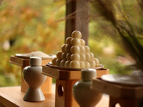 Nhật Bản: Tết trung thu trong tiếng Nhật được gọi là “Tsukimi” (Lễ ngắm trăng) được tổ chức vào ngày 15/8 âm lịch. Món ăn truyền thống của họ là bánh gạo nếp Tsukimi dango mô phỏng vẻ đẹp của mặt trăng, và hạt dẻ. Người dân thường trang trí bàn ăn bánh với một bình cỏ lau, gợi nhớ tới cảnh trăng trên sông nước tuyệt đẹp.