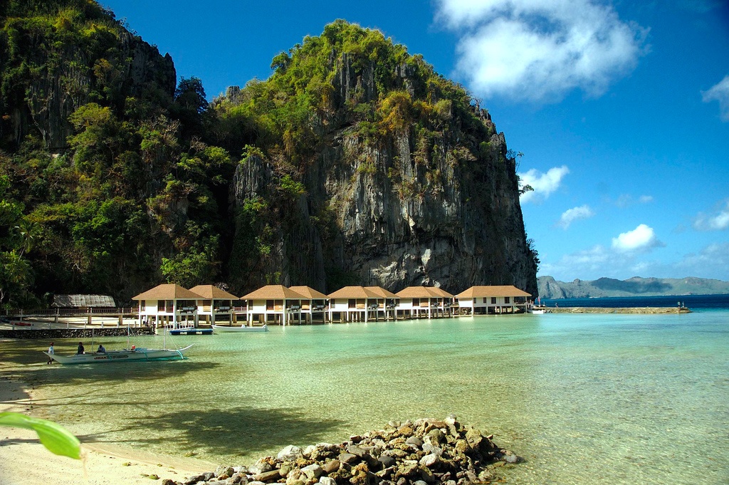 13. El Nido, Palawan, Philippines: El Nido nằm trên Palawan, hòn đảo được mệnh danh là đẹp nhất thế giới, với những bãi biển tuyệt, thác nước, vách đá và suối nước nóng tuyệt đẹp. Thời điểm lý tưởng nhất để tới đây là từ tháng 12 năm trước tới tháng 1 năm sau.