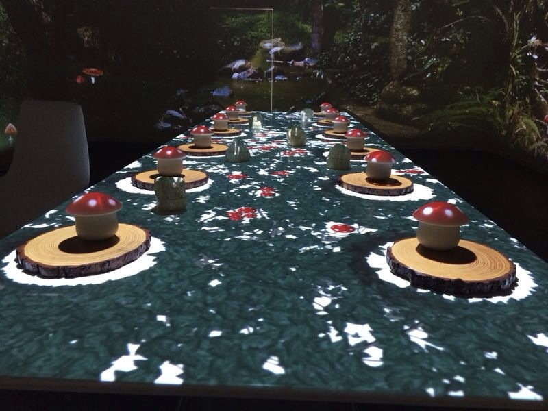 Với khoảng 25 nhân viên sẽ phục vụ, các thực khách sẽ có những trải nghiệm tuyệt vời như thưởng thức cocktail tự pha, ngắm hình chiếu 360 độ, và các món ăn được chế biến theo kĩ thuật sáng tạo. Ảnh: Barco.