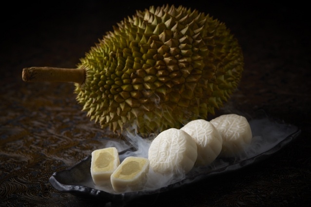 Malaysia: Người dân Malaysia thương ăn bánh nướng, bánh dẻo, trong lúc ngắm trăng hay rước đèn. Trong số các loại bánh trung thu ở đây, độc đáo nhất là bánh deo nhân sầu riêng, dành cho những ai mê loại quả “nặng mùi” này. Ảnh: Asiatatler.