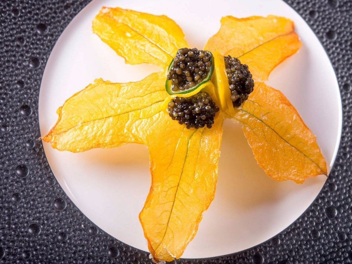 Bữa ăn 18 món của ông gồm những món như súp nấm truffle đen, tôm hùm được bày trong chính vỏ tôm với tâm cọ.