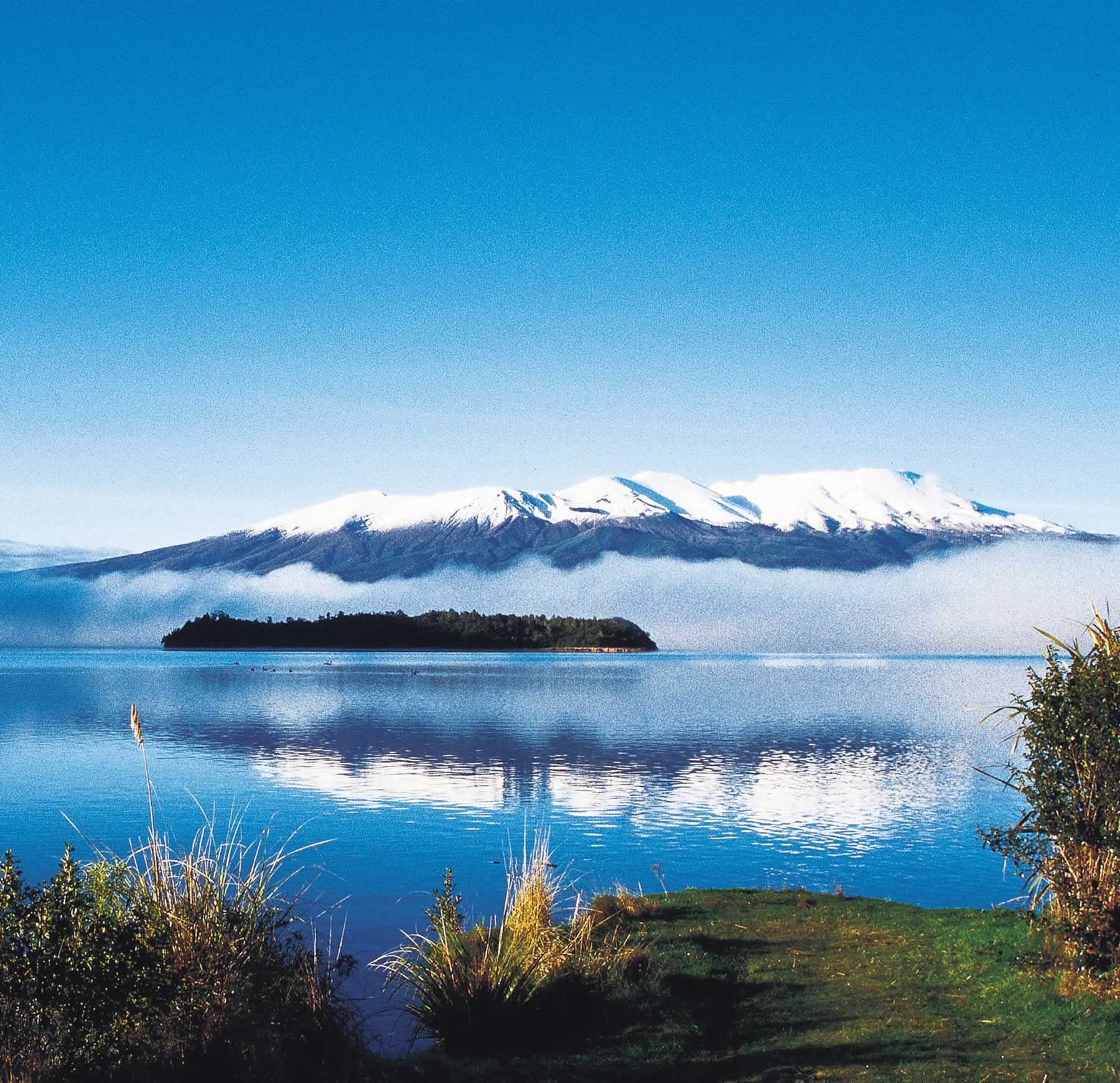 4. Taupo, New Zealand: Hồ nước ngọt lớn nhất New Zealand này cho du khách trải nghiệm nhiều hoạt động như đi thuyền, nhảy bungee giữa thiên nhiên hoang sơ, xinh đẹp.