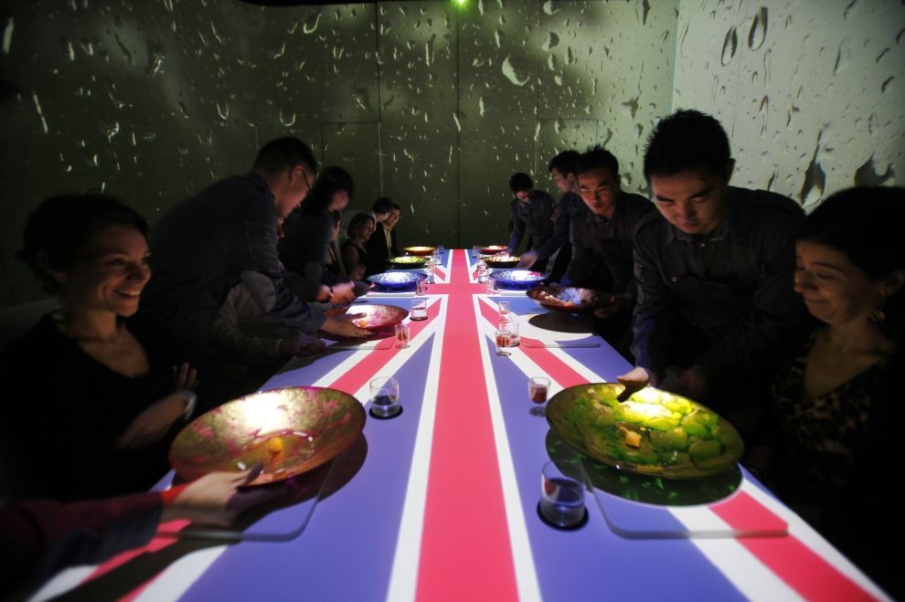 Ví dụ, món cá và khoai tây của bếp trưởng Pairet xuất hiện khi mưa rơi trên tường và những bài hát của The Beatles vang lên, gợi không khí nước Anh cho thực khách.